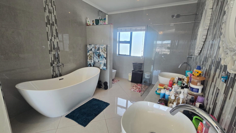 5 Bedroom Property for Sale in Sunningdale Western Cape